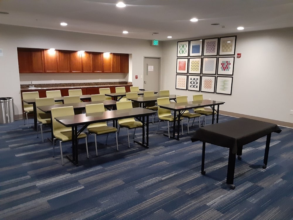 Holiday Inn Express & Suites Lincoln Airport by IHG - photo 33