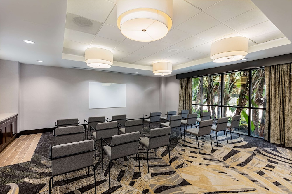 Hilton Garden Inn Los Angeles Hollywood - photo 25
