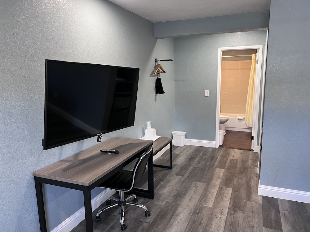 Surf City Inn and Suites - photo 17