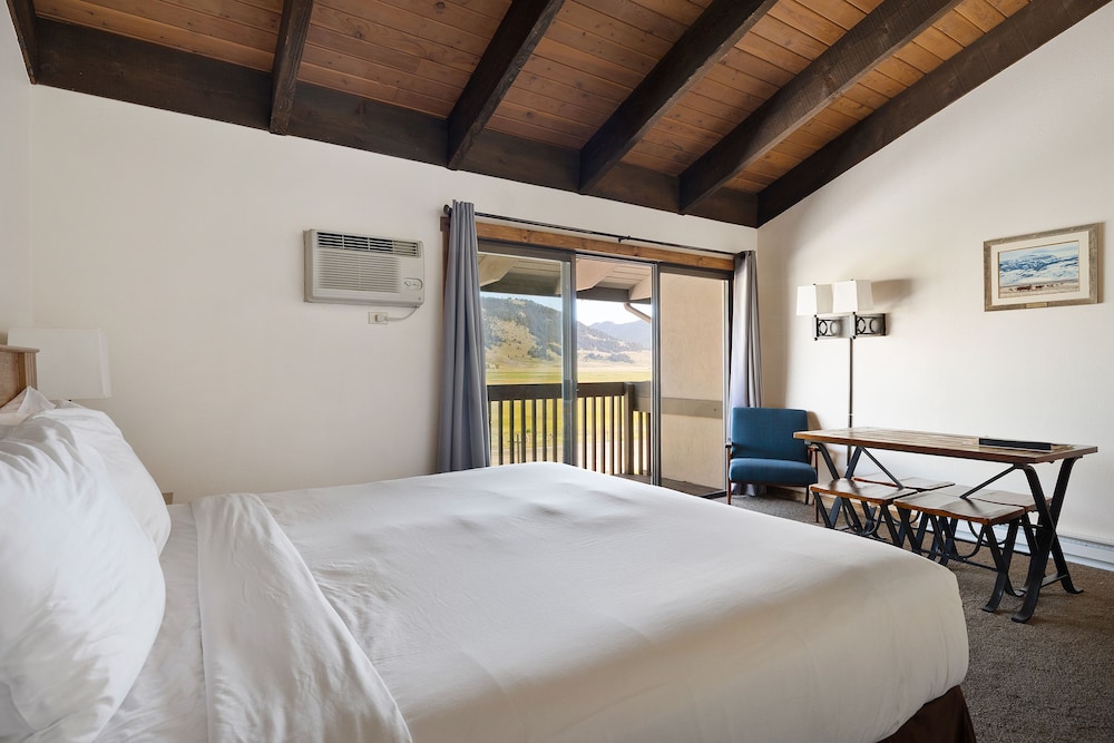Elk Refuge Inn - photo 15