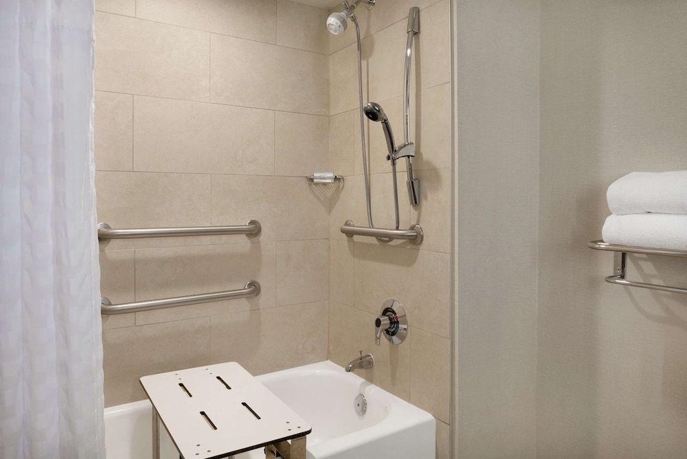 Embassy Suites by Hilton Cincinnati RiverCenter - photo 40