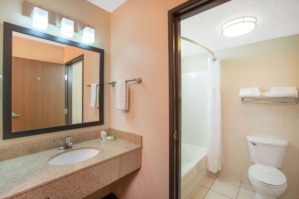 AmericInn by Wyndham Muscatine - photo 36