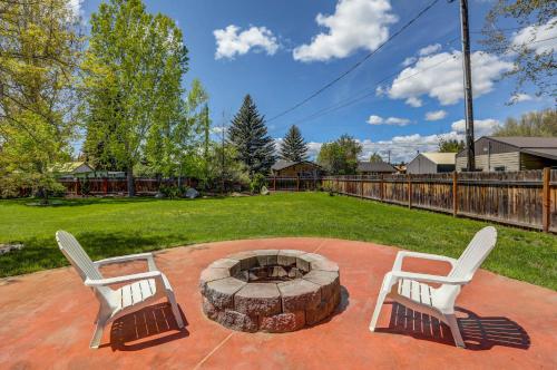 Meadows Valley Retreat Rustic charm Huge fenced yard walk to dining bar and coffee — hotel in Topsfield