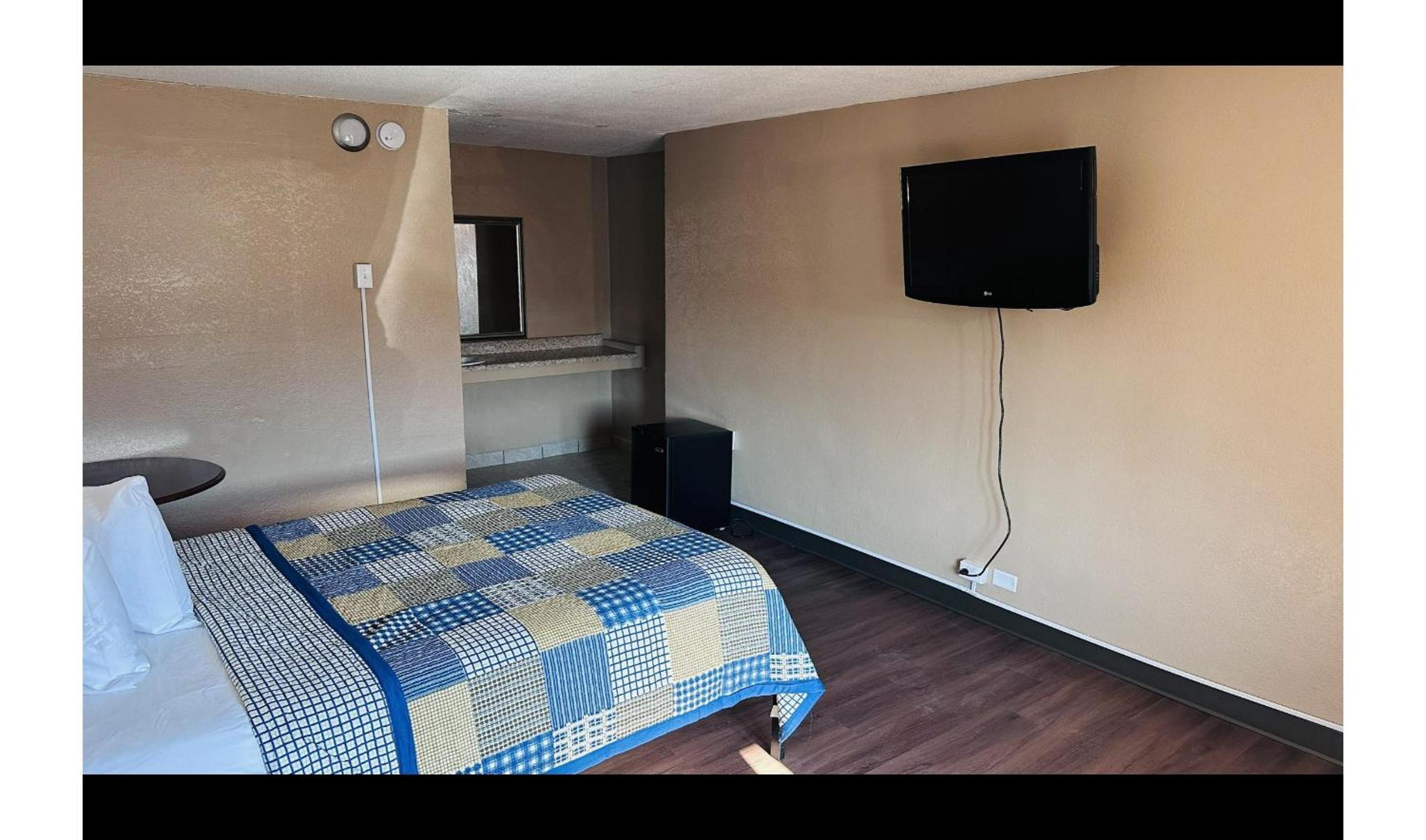 Hallmark Inn By OYO Fort Wayne - photo 19