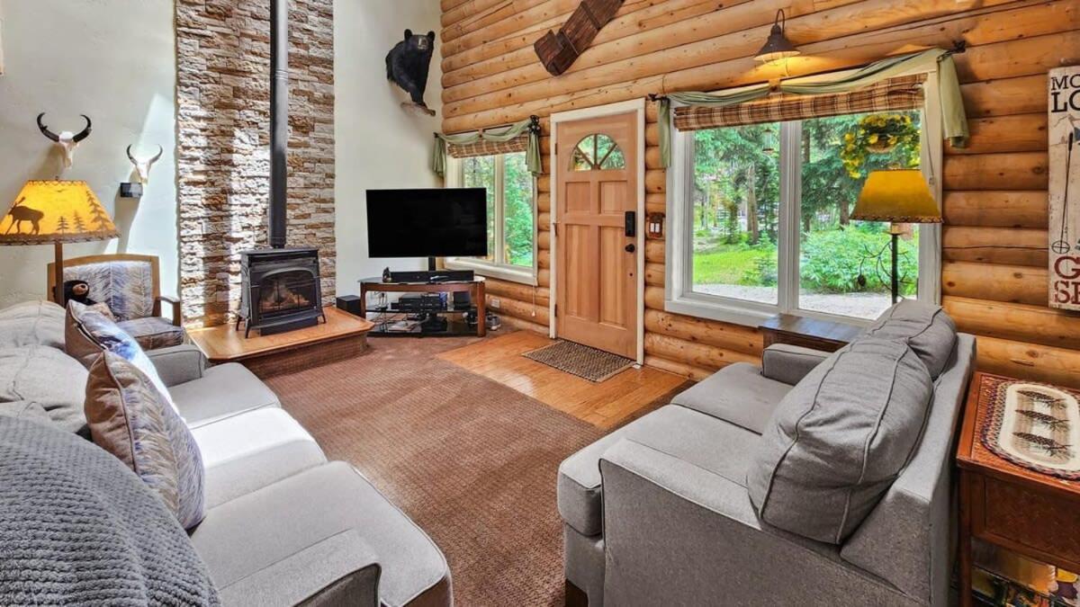 3BDR Creekside Cabin Near Trails and Main Street — 4-Star Luxury Hotel in Crete, United States