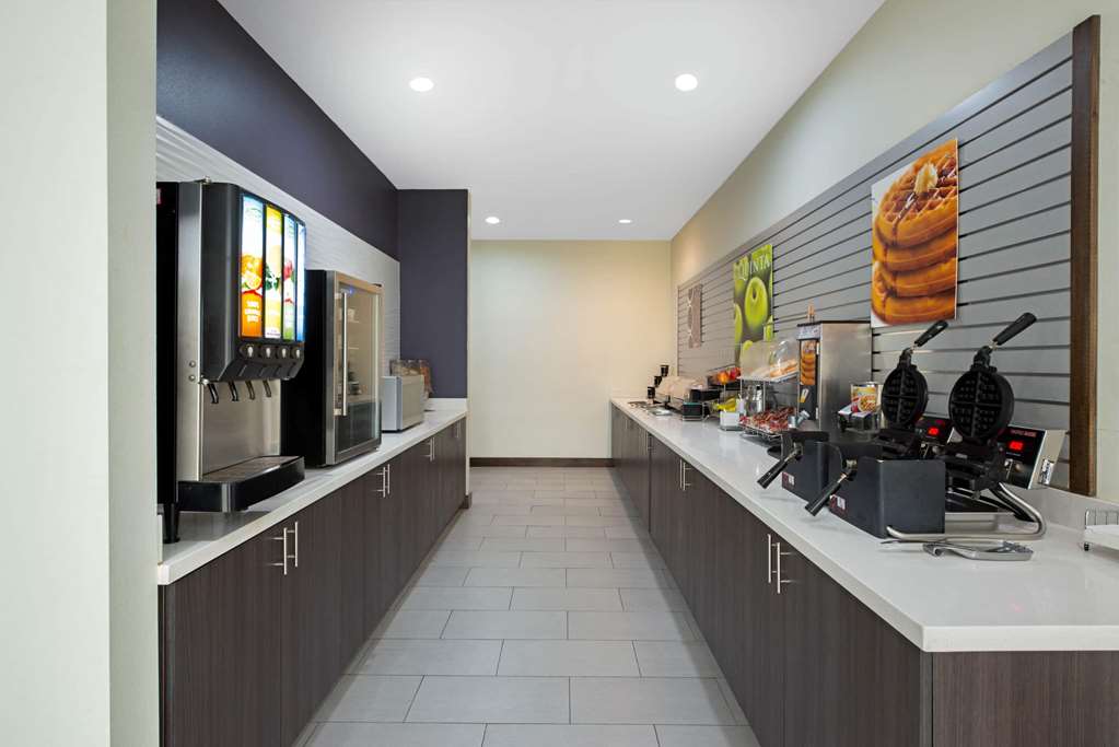 La Quinta Inn & Suites by Wyndham Lake Charles Westlake - photo 26