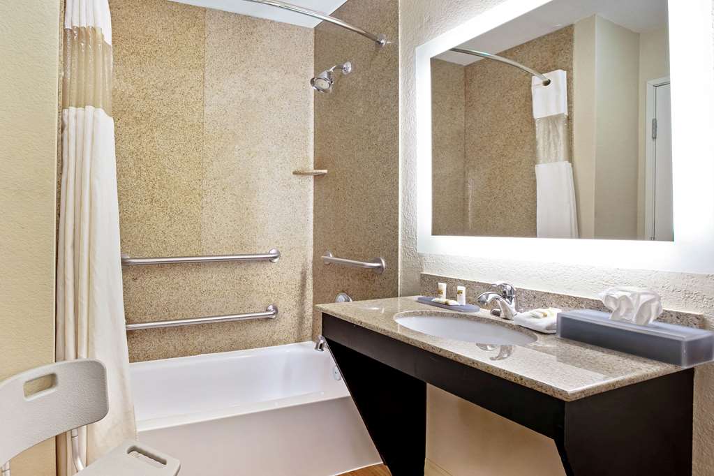 La Quinta Inn & Suites by Wyndham Garland Harbor Point - photo 22