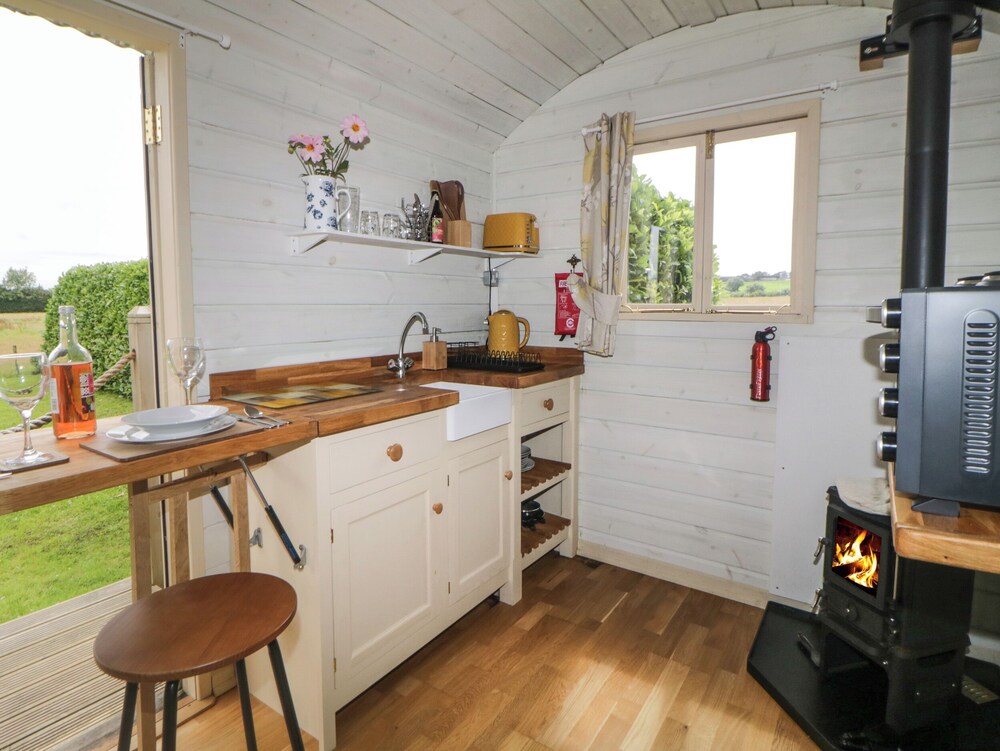 Flora’s Hut in Liskeard, United Kingdom