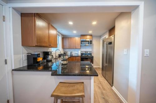 Newly Renovated Townhouse on a Tranquil Street — 4-Star Luxury Hotel in Dearborn, United States