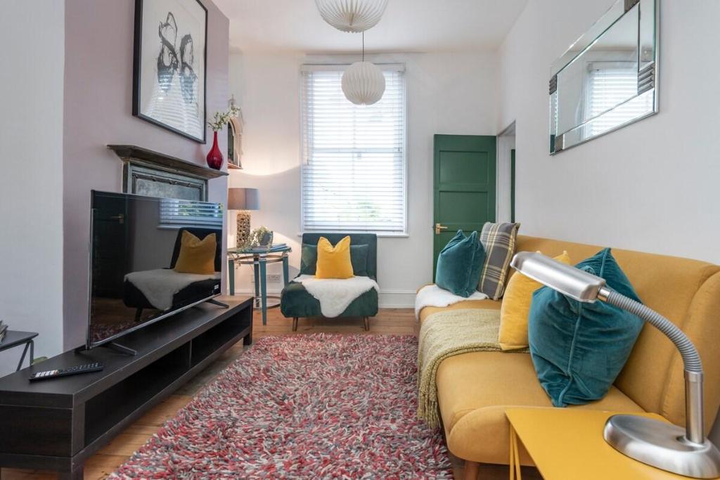 Chic 1 bed Garden Flat London Convenient for Tower Bridge Great Public Transport — 4-Star Luxury Hotel in London, United Kingdom