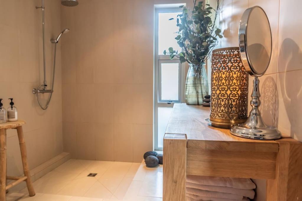 Luxury Lakefront villa infinity hot tub and sauna