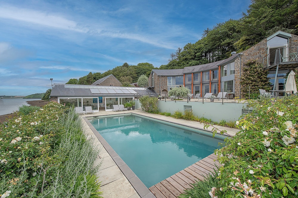 Curlew House — 4-Star Luxury Hotel in Pembroke Dock, United Kingdom