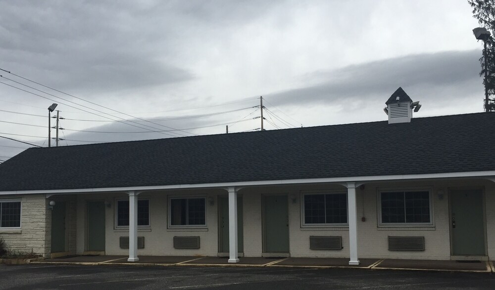 Track & Turf Motel - photo 22