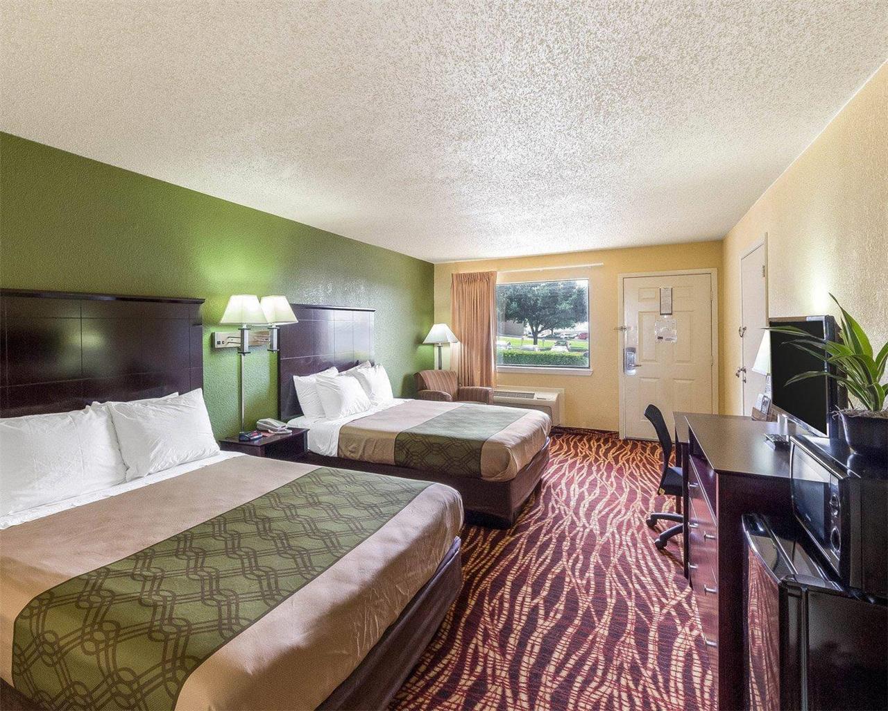 Econo Lodge Inn & Suites Coliseum - photo 12