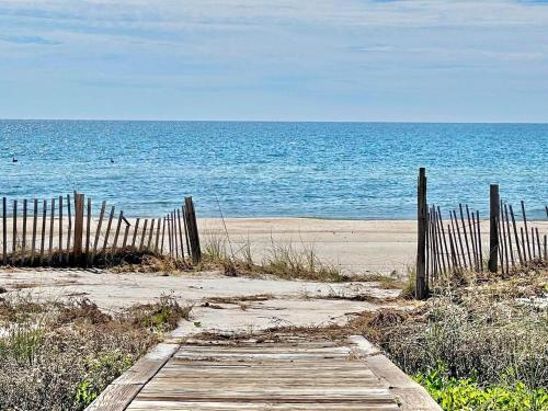 A Place of Grace Sunset Beach Beachfront Pet Friendly Community pool — hotel in Eastpoint