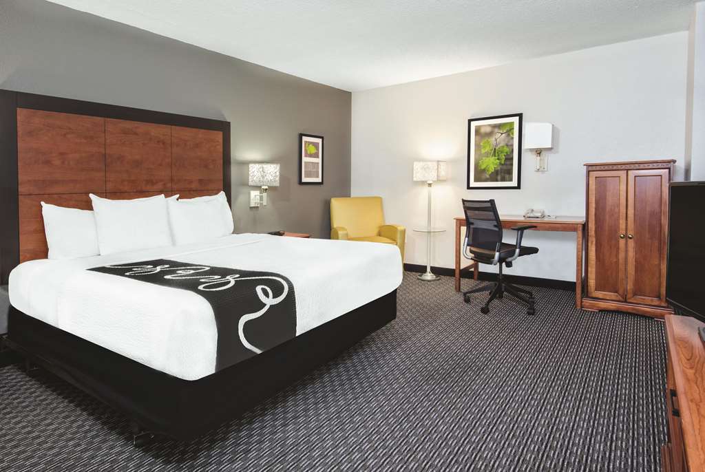 La Quinta Inn & Suites by Wyndham San Antonio Riverwalk - photo 14