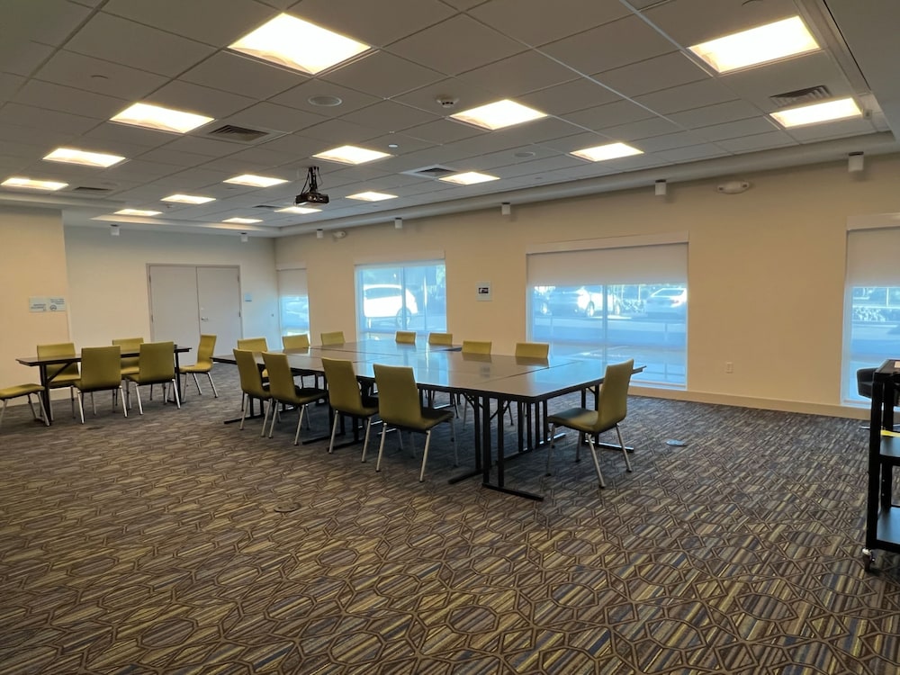 Holiday Inn Express and Suites Ukiah by IHG - photo 54