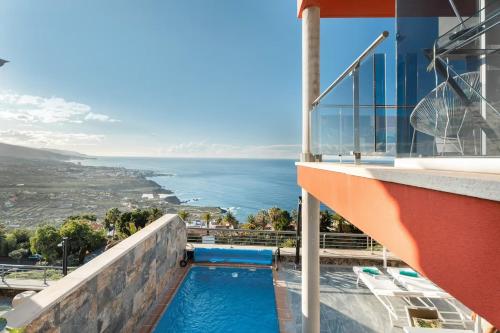 Villa Golden Horizon con Piscina Privada Climatizada — 4-Star Luxury Hotel in Santa Ursula, Spain