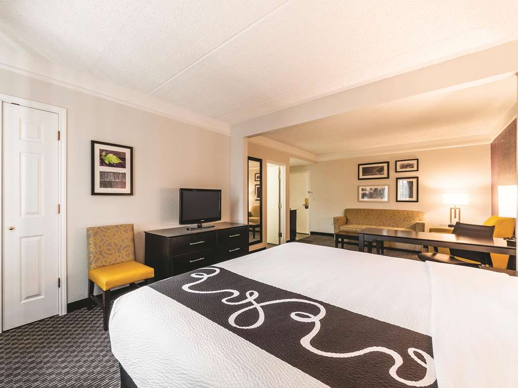 La Quinta Inn & Suites by Wyndham San Antonio Downtown - photo 18