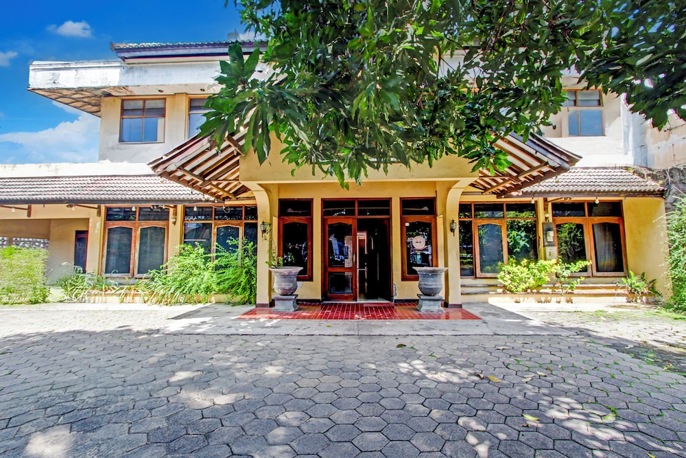 Hotel O Solo near Stasiun Solo Balapan formerly Hotel Trihadhi in Surakarta, Indonesia