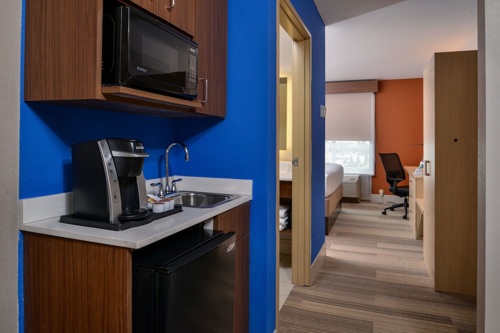 Holiday Inn Express & Suites Cincinnati Mason by IHG - photo 20