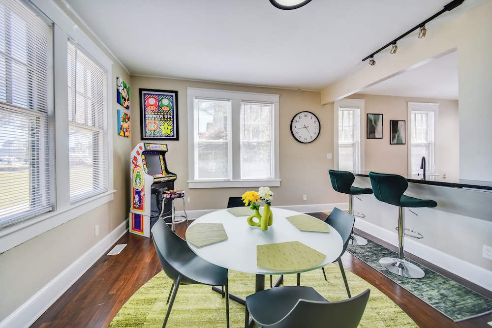 Waterfront Portsmouth Apt: 1 2 Mi to Dtwn & Ferry — 4-Star Luxury Hotel in Portsmouth, United States