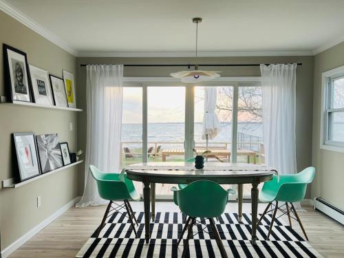 Waterfront Designer Retreat Stunning Sunsets Less than 5 minutes to the beach — hotel in Shirley
