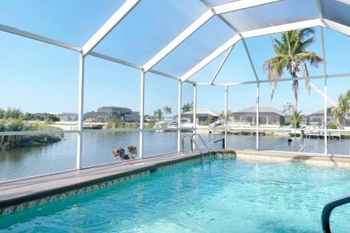 Relax With Nature In Our Waterfront 4 Bedroom Heated Pool Home King Bed — 4-Star Luxury Hotel in Cape Coral, United States
