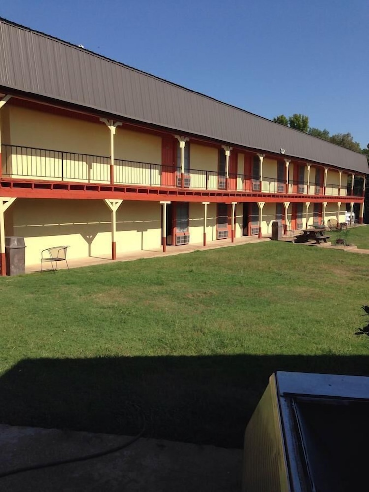 Sportsman Inn and Suites - photo 20