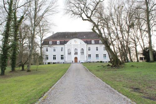 Schloss Zinzow — Unknown City — photo 3