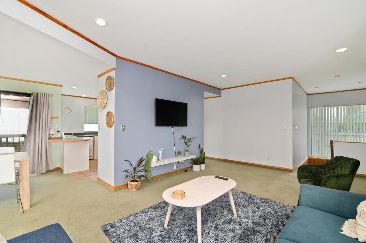 Red Door Holiday House — 4-Star Luxury Hotel in Rotorua, New Zealand