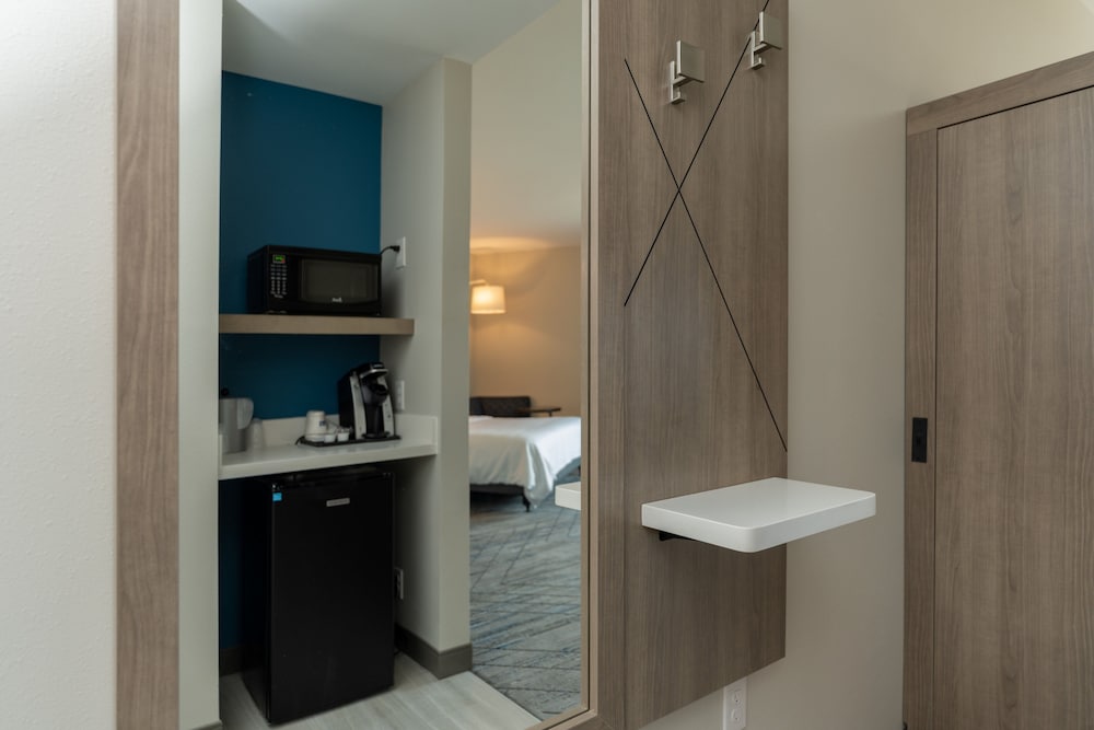 Holiday Inn Express & Suites Charlottesville by IHG - photo 57
