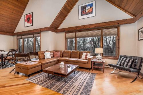 4 Bdrm Dog Friendly Territory Getaway — 4-Star Luxury Hotel in Galena, United States