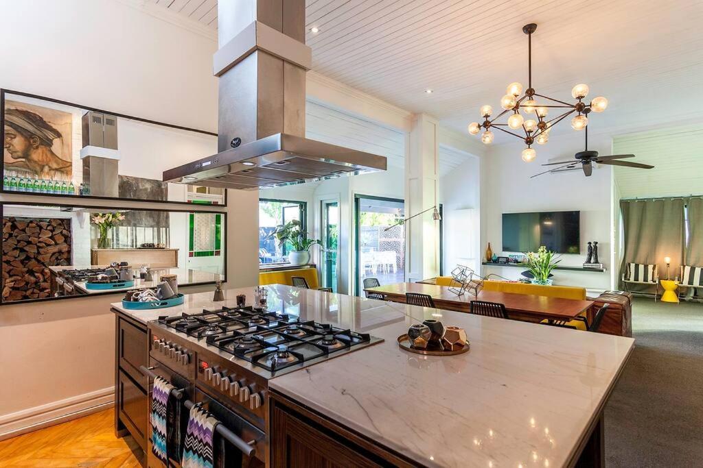 Stunning Tropical Oasis Free Parking in Brisbane, Australia