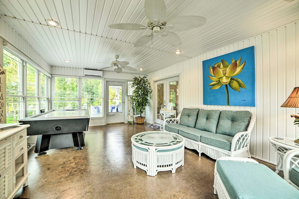 Kentucky Lake House with a Great Outdoor Space — 4-Star Luxury Hotel in Paducah, United States