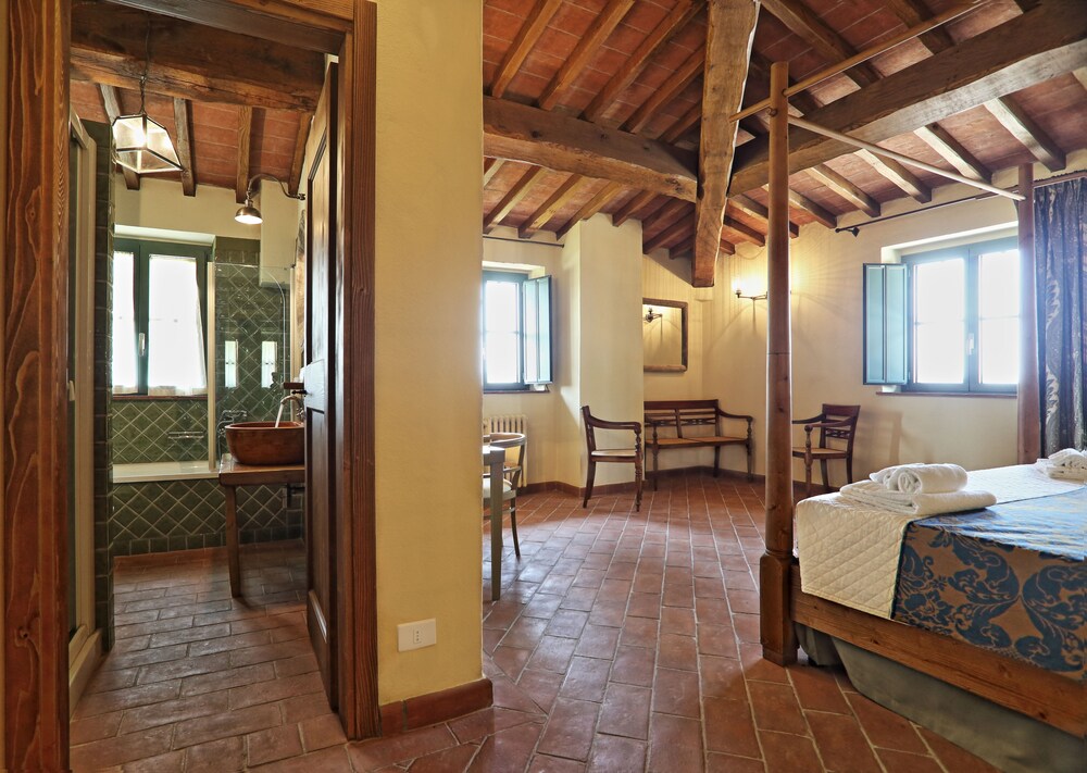 Villa Popillo — 4-Star Luxury Hotel in Montaione, Italy