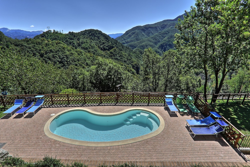 Agriturismo Le Scope — 4-Star Luxury Hotel in Molazzana, Italy