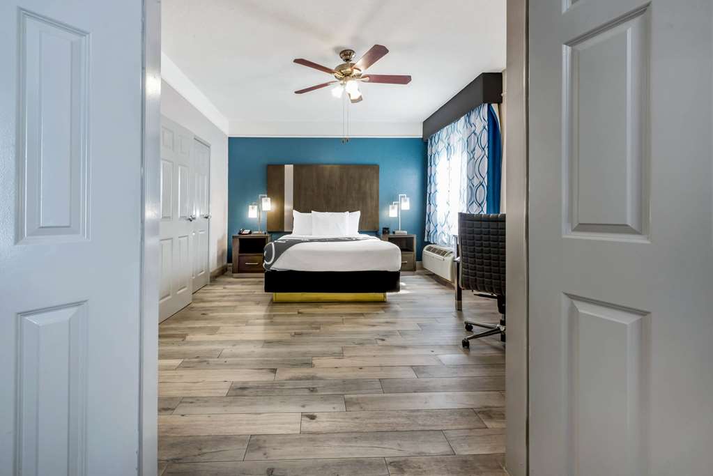 La Quinta Inn & Suites by Wyndham Kingwood Houston IAH Airpt - photo 31