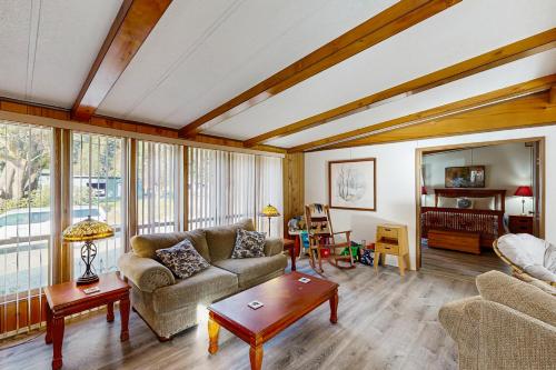 Redwood Coast River House 15626906 — Crescent