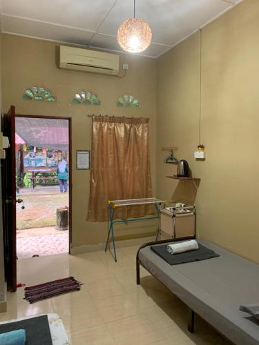 Ginger Guest Room — Unknown City — photo 4
