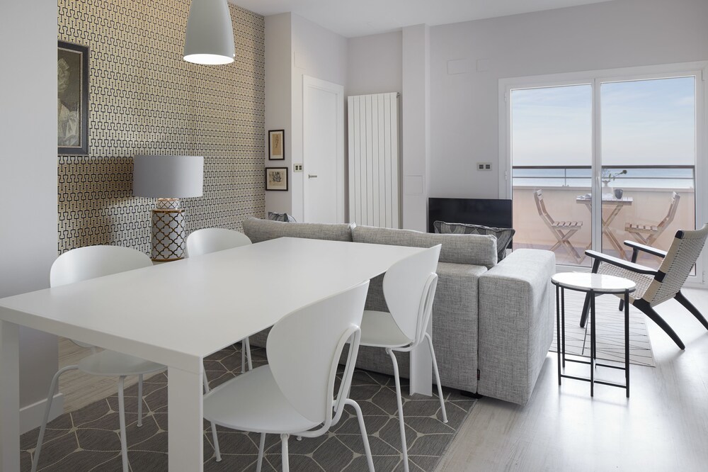 Sunset by FeelFree Rentals — 4-Star Luxury Hotel in San Sebastian, Spain