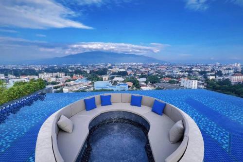 Modern style room with sky pool 古城边天际泳池公寓 — 4-Star Luxury Hotel in Chiang Mai, Thailand
