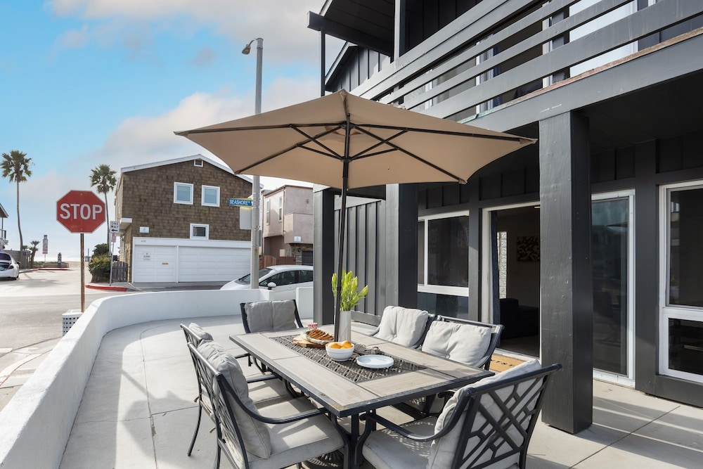 Sandy by Avantstay Oceanview Steps to Beach Patio w Fire Pit Dining Area in Newport Beach, United States