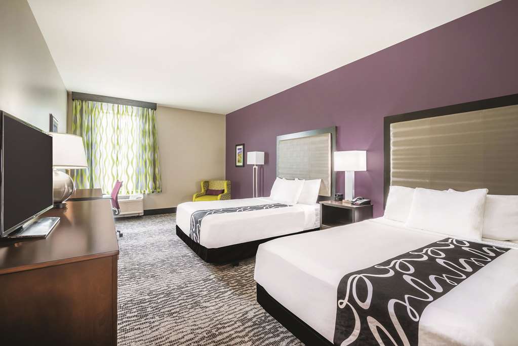 La Quinta Inn & Suites by Wyndham Clifton Park Saratoga Area - photo 18