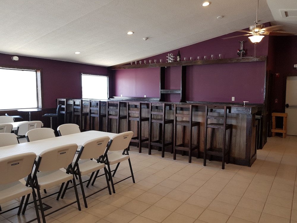 Le Mars Inn & Suites - photo 42