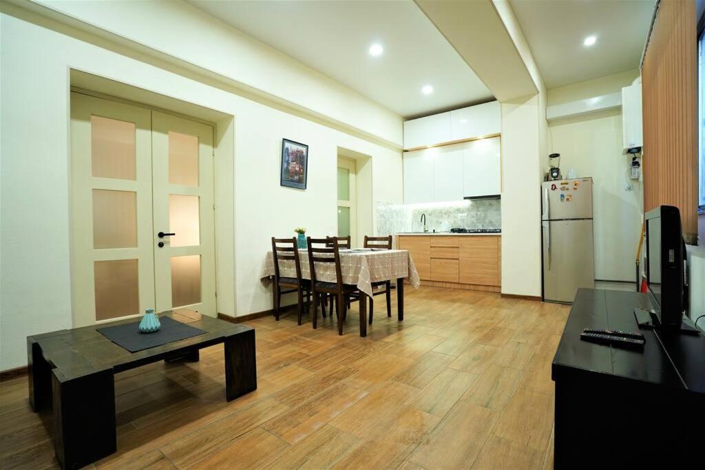 Cozy Apartment Near Holiday Inn