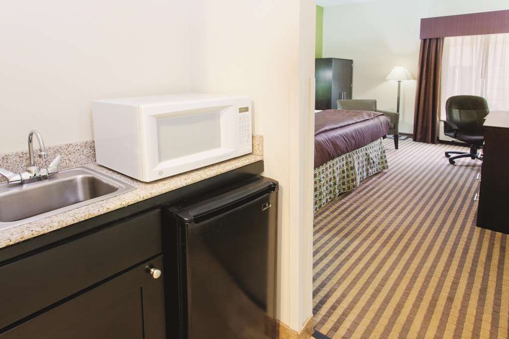 La Quinta Inn & Suites by Wyndham Columbus Grove City - photo 18