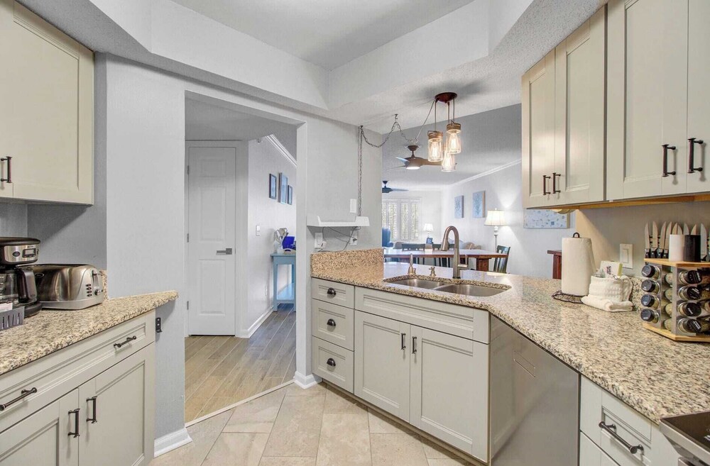 307 Yacht Harbor by Avantstay 5 Mins to Links Golf Course in Isle Of Palms, United States