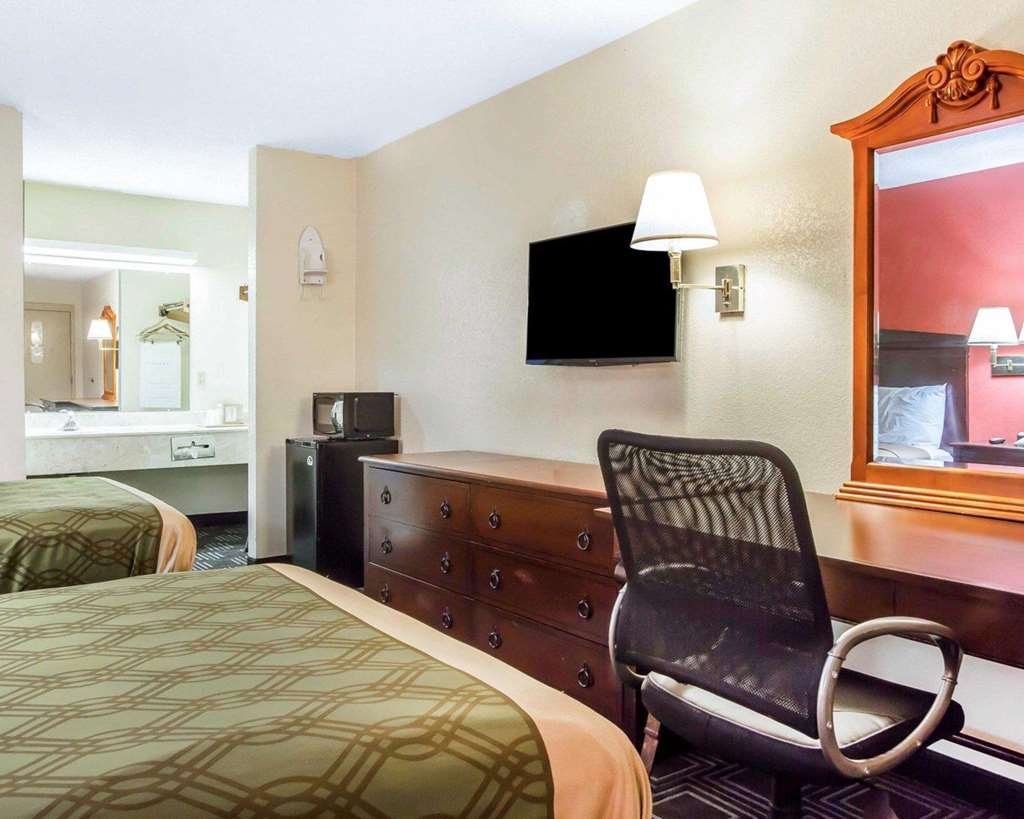 Econo Lodge Lanett - photo 5