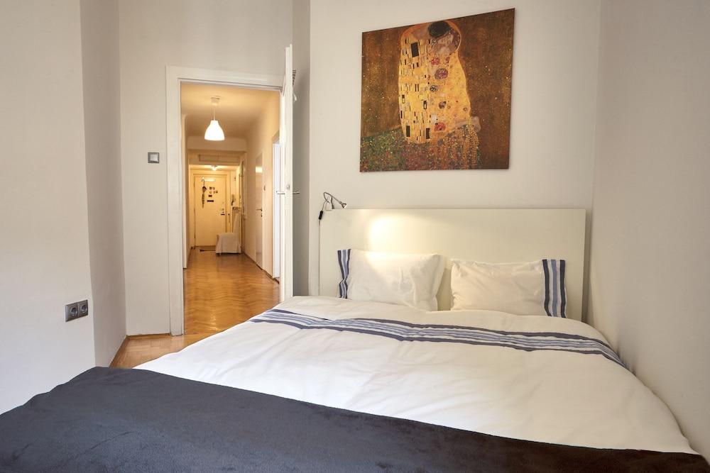 Operastreet.Com Suites Vienna by E & M — 4-Star Luxury Hotel in Vienna, Austria
